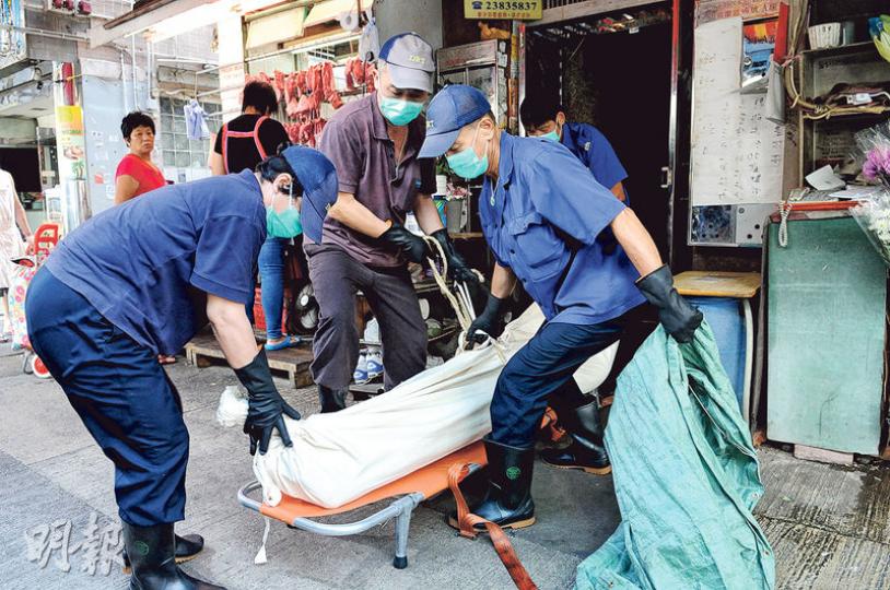 警方初步調查後指事件無可疑，死者遺體事後舁送殮房，有待驗屍確定死因。（黎芷欣攝）24歲姓李青年在院舍內2樓至1樓落樓梯時疑「叉錯腳」向前滾下，頭部撼向地面失救死亡。圖為地下通往肇事院舍的同類樓梯，非意外現場。（伍浦鋒攝）