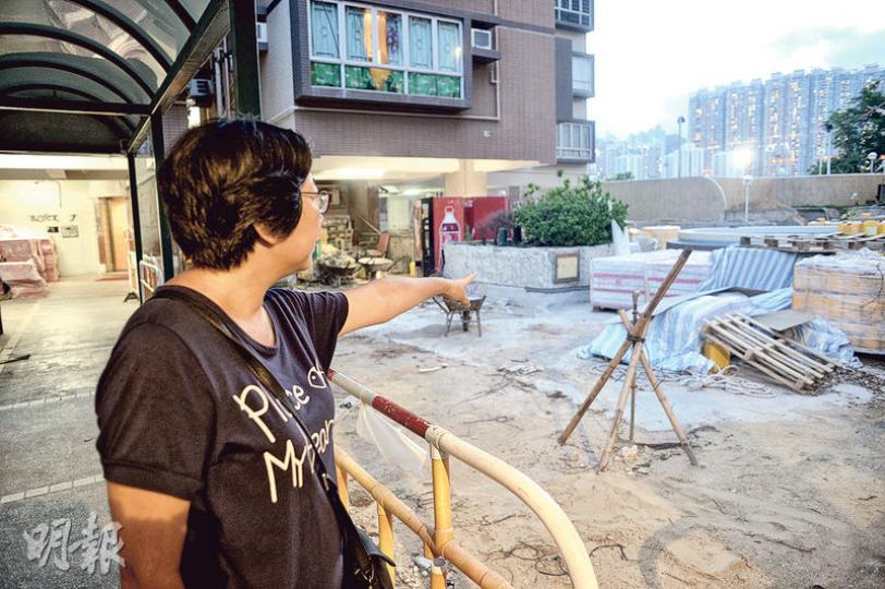 翠湖花園業主翁女士表示，維修工程即將完成，最後一期約1萬多元費用亦已付，但不少業主對維修水準不滿意。她又憂慮未來向涉案者作民事索償會十分困難，恐怕追討無門。（蘇智鑫攝）