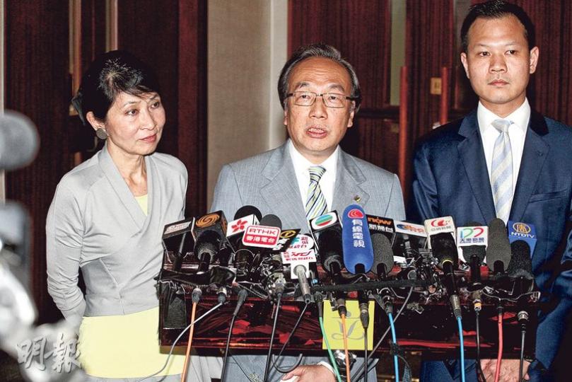 公民黨毛孟靜（左起）、梁家傑和郭榮鏗昨會見記者，交代與特首梁振英見面的詳情。梁家傑認為會晤無建設性，相信梁振英都是受中央指示才與泛民會面。（李紹昌攝）