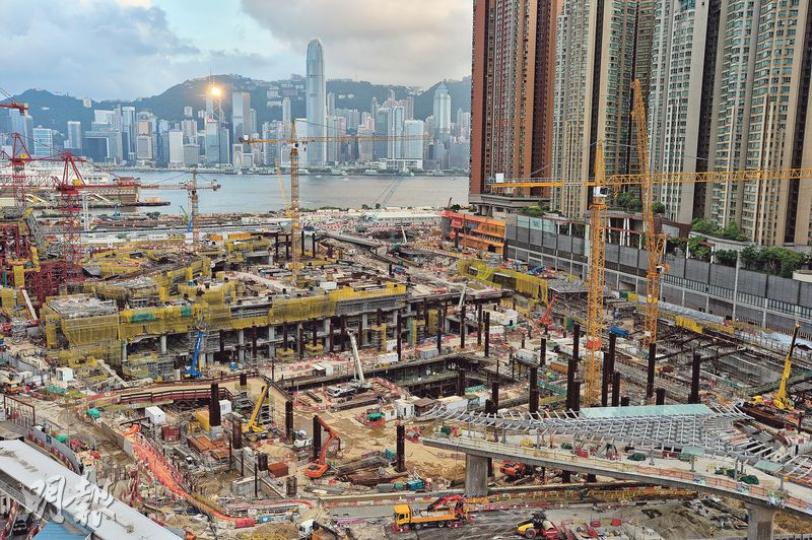 造價增至853億元的高鐵香港段工程，目前整體完成進度約七成，當中滯後最嚴重是西九龍總站，因總站出入口的鋼結構工程極為複雜。現時地盤正全速趕工，可見到總站的樁柱及初步車站的輪廓。（鄧宗弘攝）