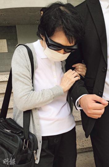 行動不便的七旬婦盧慧儀（圖）為了盡孝，申請把外婆的骨灰移至有電梯的龕場以方便拜祭，但因入境處未能核實外婆的香港居民身分而不成功，她遂以2.3萬元賄賂入境處及食環署職員。她早前承認向公職人員提供利益等3罪，昨被判監1年、緩刑3年，離開法院時她一言不發。（黃建邦攝）