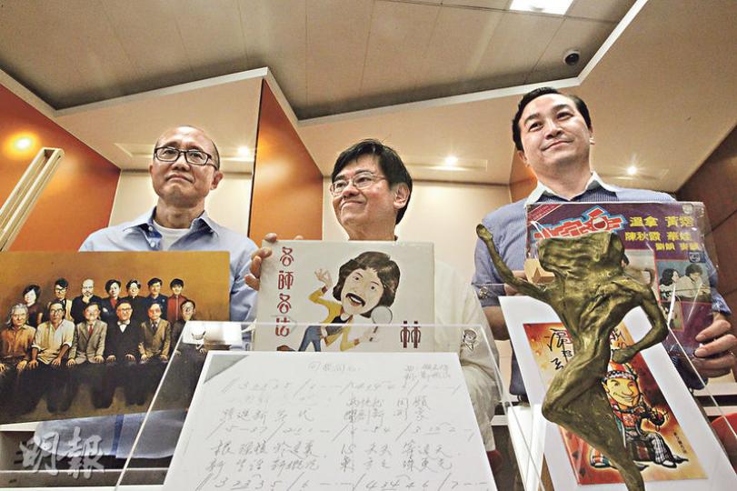 曾為梅艷芳、張國榮等巨星創作多首名曲的著名填詞人鄭國江（中）慨嘆粵語歌式微，國語歌將成「大氣候」，港大現代語言及文化學院教授朱耀偉（右）則指近年香港歌壇題材多樣，但多數為小眾作品，二人將在書展講座分享流行曲變遷，左為資深樂評人黃啟聰。（郭慶輝攝）
