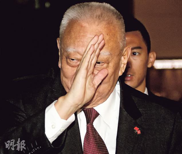 由前特首董建華牽頭的團結香港基金,昨日召開會議討論「後政改」形勢,董昨未回應記者提問,與會的民主黨狄志遠會後引述,董在會上提到,香港政黨不能執政,故對政府政策都反對。(李紹昌攝) 由前特首董建華牽頭的團結香港基金,昨日召開會議討論「後政改」形勢,董昨未回應記者提問,與會的民主黨狄志遠會後引述,董在會上提到,香港政黨不能執政,故對政府政策都反對。(李紹昌攝)