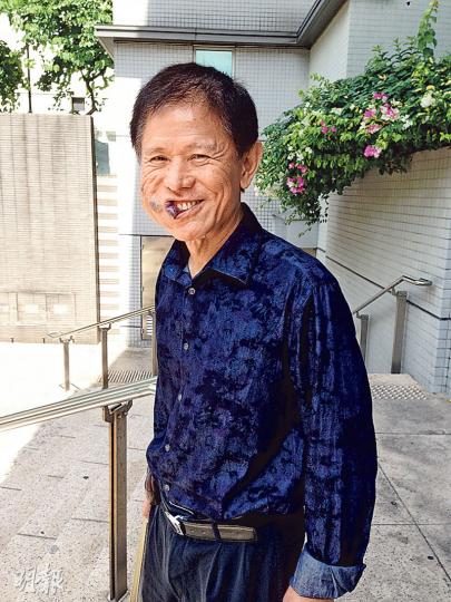勞工處前助理處長周東山（圖）退休後開設語言中心，被指結業前收取家長共8900元學費，昨被裁定兩項「不當地就產品接受付款」罪成，面臨失去每月5.4萬元的長俸。周表示尊重判決，稱「公道自在人心」，又指涉案款項「好少之嘛」，不會為此欺騙家長。（黃建邦攝）