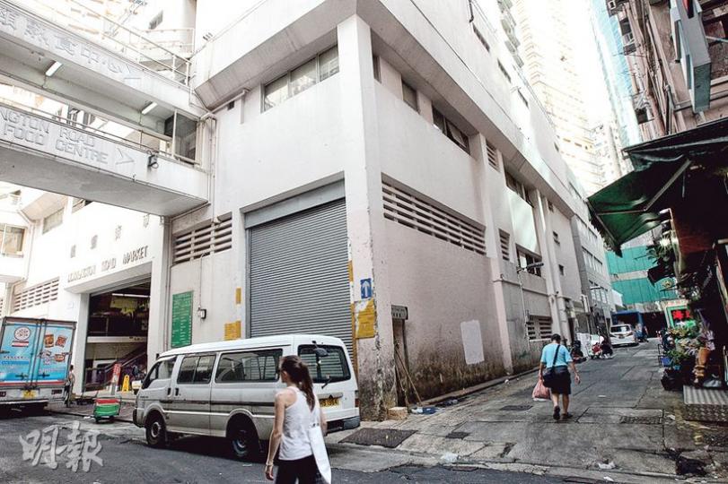 灣仔道與陳東里交界堆積如山的垃圾在清理後，牆上污漬仍清晰可見。（李紹昌攝）