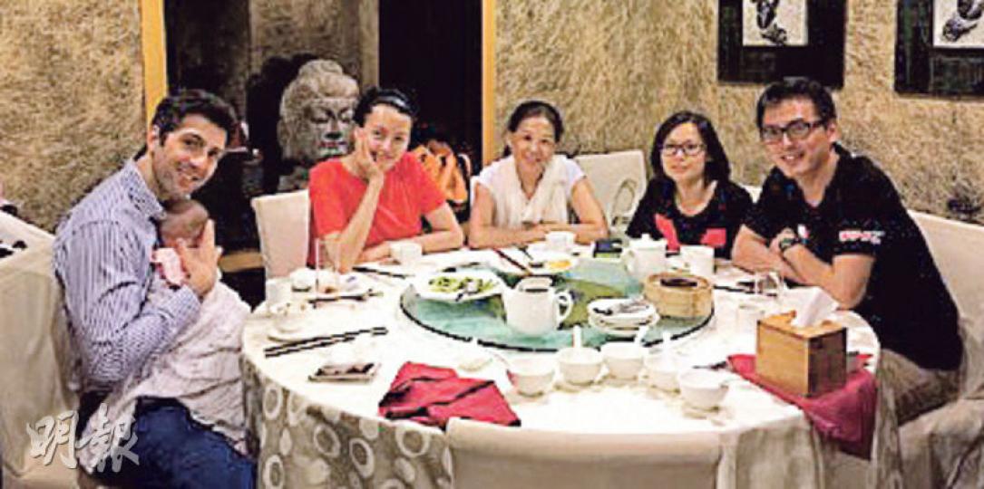 梁詠琪(左二)前晚與老公(左一)、BB及家人晚膳,突然有兩名男子衝進房間並狂拍照。(微博圖片) 梁詠琪(左二)前晚與老公(左一)、BB及家人晚膳,突然有兩名男子衝進房間並狂拍照。(微博圖片)