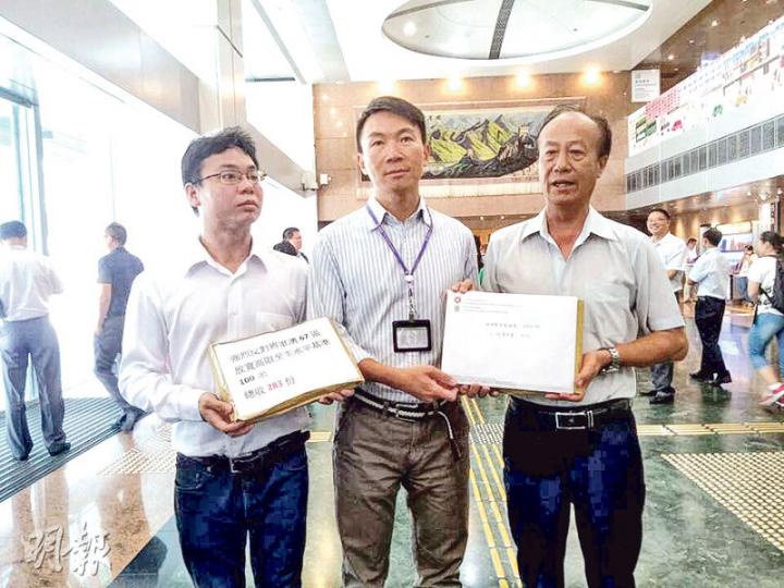 西貢區議員張國強(右)昨日向城規會代表,就將軍澳67區政府大樓放寬高限提交反對意見;左為社區主任呂文光。(明報記者攝) 西貢區議員張國強(右)昨日向城規會代表,就將軍澳67區政府大樓放寬高限提交反對意見;左為社區主任呂文光。(明報記者攝)
