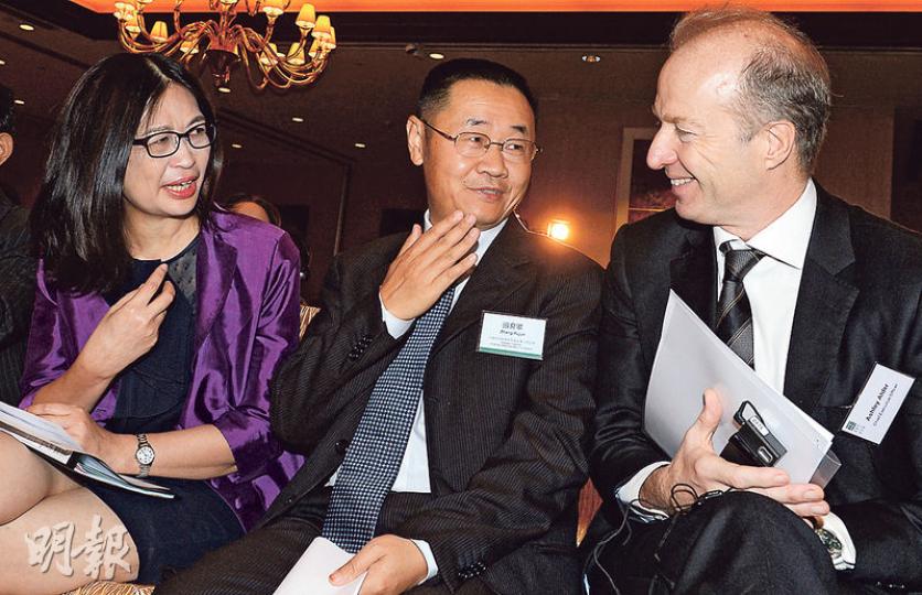 中港證監會昨舉行基金互認研討會,共有逾500人出席。圖左為中證監主席助理張育軍,右為香港證監會行政總裁歐達禮。(劉焌陶攝) 中港證監會昨舉行基金互認研討會,共有逾500人出席。圖左為中證監主席助理張育軍,右為香港證監會行政總裁歐達禮。(劉焌陶攝)