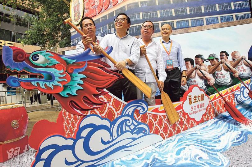旅發局主席林建岳（右二）昨出席龍舟節活動，稱對本港下半年旅遊業表現審慎樂觀。圖右三為立法會議員林健鋒。（李紹昌攝）