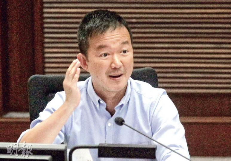 人民力量陳志全(圖)昨在內委會提出對立法會主席曾鈺成不信任動議,他批評對方在政改表決時,為建制派提供意見,一人兼任「球證、旁證、足協、足總、足委」,議案最終在建制派反對下被否決。(林俊源攝) 人民力量陳志全(圖)昨在內委會提出對立法會主席曾鈺成不信任動議,他批評對方在政改表決時,為建制派提供意見,一人兼任「球證、旁證、足協、足總、足委」,議案最終在建制派反對下被否決。(林俊源攝)