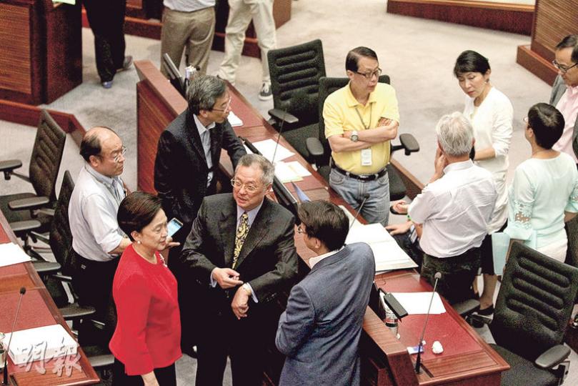 昨日財委會開會前,主席張宇人(中間、黑色西裝)和各黨派議員溝通。財委會昨原定召開3節會議,但因泛民在之前的內務委員會拉布,未能完成所有議程,張宇人決定取消第3節會議,令財委會會議時間縮短到4小時。(林俊源攝) 昨日財委會開會前,主席張宇人(中間、黑色西裝)和各黨派議員溝通。財委會昨原定召開3節會議,但因泛民在之前的內務委員會拉布,未能完成所有議程,張宇人決定取消第3節會議,令財委會會議時間縮短到4小時。(林俊源攝)