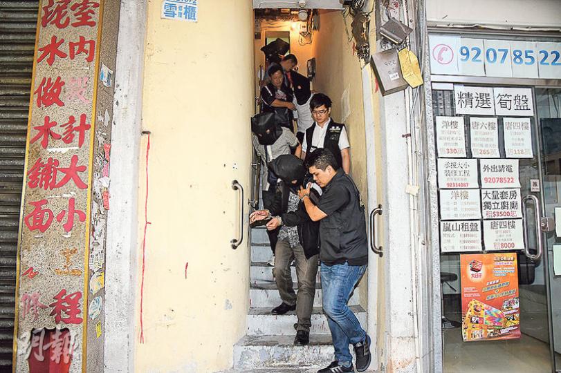 探員在賭檔帶走9名賭客及主持,其中包括新義安「大埔話事人」「蘇帶」(首名黑布蒙頭者)。(蔡方山攝)賭檔用電腦直播百家樂賭局,賭客則在賭檔內即場下注。警方事後抬走一張賭枱,上面貼有一張用作收賭注的手寫紙。(蔡方山攝)警方在賭檔內檢獲一批武器,包括刀、棍及槌等,相信該處亦是黑幫武器庫。(蔡方山攝) 探員在賭檔帶走9名賭客及主持,其中包括新義安「大埔話事人」「蘇帶」(首名黑布蒙頭者)。(蔡方山攝)賭檔用電腦直播百家樂賭局,賭客則在賭檔內即場下注。警方事後抬走一張賭枱,上面貼有一張用作收賭注的手寫紙。(蔡方山攝)警方在賭檔內檢獲一批武器,包括刀、棍及槌等,相信該處亦是黑幫武器庫。(蔡方山攝)