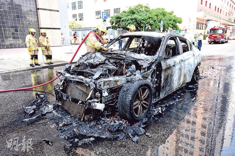 行駛中疑因引擎過熱自焚的房車,全車嚴重焚毁,消防不斷向引擎位置射水,以防死灰復燃。(衛永康攝) 行駛中疑因引擎過熱自焚的房車,全車嚴重焚毁,消防不斷向引擎位置射水,以防死灰復燃。(衛永康攝)