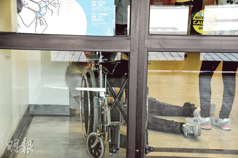 六旬婦在三門仔游早泳時溺斃,一名男親人在醫院驚聞噩耗後坐地上痛哭。(林智傑攝) 六旬婦在三門仔游早泳時溺斃,一名男親人在醫院驚聞噩耗後坐地上痛哭。(林智傑攝)