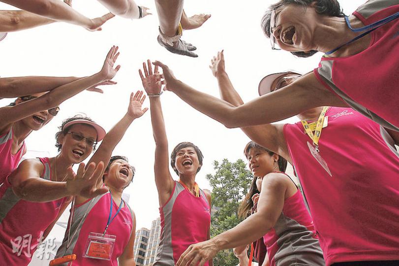 「香港乳龍」令一班乳癌康復者聚首一堂，他們昨出賽前互想鼓勵。除了划龍舟外，她們平日還會一起跑步和游泳，並參加如元旦冬泳及馬拉松10公里賽等比賽。（李紹昌攝）「香港乳龍」成立約10年，曾前往馬來西亞、新加坡等地參加國際龍舟賽事，昨日在香港的國際乳癌康復者錦標賽擊敗8隊對手奪得冠軍。（李紹昌攝）