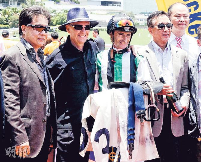 自由黨榮譽主席田北俊(右二),噚日喺馬場又憑愛駒「人民武士」拉頭馬,佢仲帶埋成班黨友,包括上水鄉委會主席侯志強(左一)等入馬場。 (張國杉攝) 自由黨榮譽主席田北俊(右二),噚日喺馬場又憑愛駒「人民武士」拉頭馬,佢仲帶埋成班黨友,包括上水鄉委會主席侯志強(左一)等入馬場。 (張國杉攝)