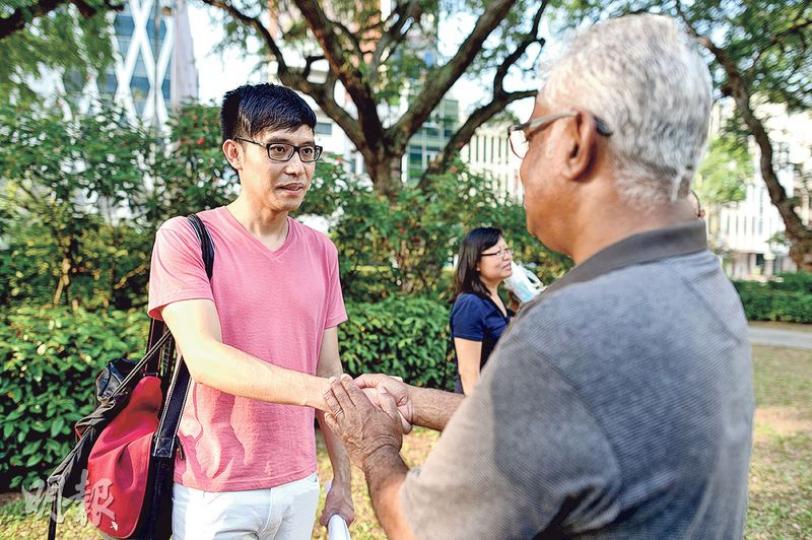 被新加坡總理李顯龍控告誹謗罪成的鄞義林(左),對余澎杉終獲釋表示高興,又認為今次獲輕判,是新加坡人爭取自由民主的勝利。圖為他前日出席聲援余澎杉的活動。(明報記者攝) 被新加坡總理李顯龍控告誹謗罪成的鄞義林(左),對余澎杉終獲釋表示高興,又認為今次獲輕判,是新加坡人爭取自由民主的勝利。圖為他前日出席聲援余澎杉的活動。(明報記者攝)
