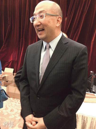 政制及內地事務局長譚志源話20個月政改工作令佢重咗15磅,目前體重已達199磅!希望未來半年減番15磅,重回政改前嘅目標。(陳洛明攝)民建聯23周年會慶酒會,唔少「稀客」現身,包括《蘋果日報》社長葉一堅(左),同民主黨創黨主席李柱銘(右),仲逗留咗唔短時間,同唔同嘉賓寒暄。(林俊源攝) 政制及內地事務局長譚志源話20個月政改工作令佢重咗15磅,目前體重已達199磅!希望未來半年減番15磅,重回政改前嘅目標。(陳洛明攝)民建聯23周年會慶酒會,唔少「稀客」現身,包括《蘋果日報》社長葉一堅(左),同民主黨創黨主席李柱銘(右),仲逗留咗唔短時間,同唔同嘉賓寒暄。(林俊源攝)