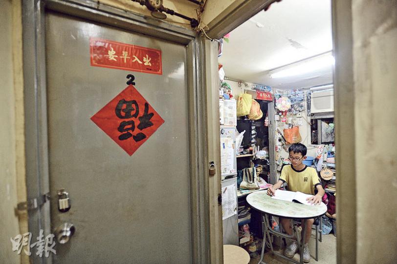 鮮魚行學校應屆小六生李澤榮來港僅3年,和母親租住天台劏房,他努力克服英文和繁體字障礙,成績排全級前三,期望可入讀心儀英中。(蘇智鑫攝)兩年前來港、住在大角嘴僅100呎劏房的任曉琳,學習時遇難題會堅持問個究竟,結果由入學試英文僅40多分,躍升至小六兩學期均考獲全級第一。(蘇智鑫攝) 鮮魚行學校應屆小六生李澤榮來港僅3年,和母親租住天台劏房,他努力克服英文和繁體字障礙,成績排全級前三,期望可入讀心儀英中。(蘇智鑫攝)兩年前來港、住在大角嘴僅100呎劏房的任曉琳,學習時遇難題會堅持問個究竟,結果由入學試英文僅40多分,躍升至小六兩學期均考獲全級第一。(蘇智鑫攝)