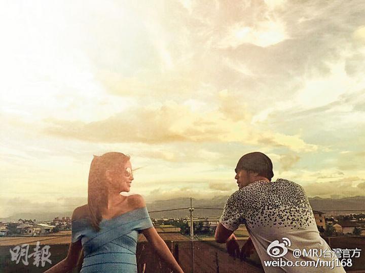 周杰倫跟大肚的昆凌在夕陽下深情對望,這個結婚周年紀念認真浪漫。(微博圖片) 周杰倫跟大肚的昆凌在夕陽下深情對望,這個結婚周年紀念認真浪漫。(微博圖片)