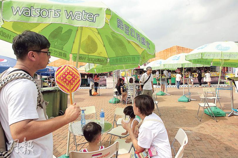 荔園在「大牌檔」美食區增設太陽傘及座椅,但暫未能刺激美食攤位的生意。有攤位負責人表示入園人流比預期跌得急,剛過去的周末生意額比首個周末少一半。(郭慶輝攝)荔園因應早前有小童瀡滑梯時擦損,在「恐龍屋」滑梯兩側加上護墊。(郭慶輝攝) 荔園在「大牌檔」美食區增設太陽傘及座椅,但暫未能刺激美食攤位的生意。有攤位負責人表示入園人流比預期跌得急,剛過去的周末生意額比首個周末少一半。(郭慶輝攝)荔園因應早前有小童瀡滑梯時擦損,在「恐龍屋」滑梯兩側加上護墊。(郭慶輝攝)