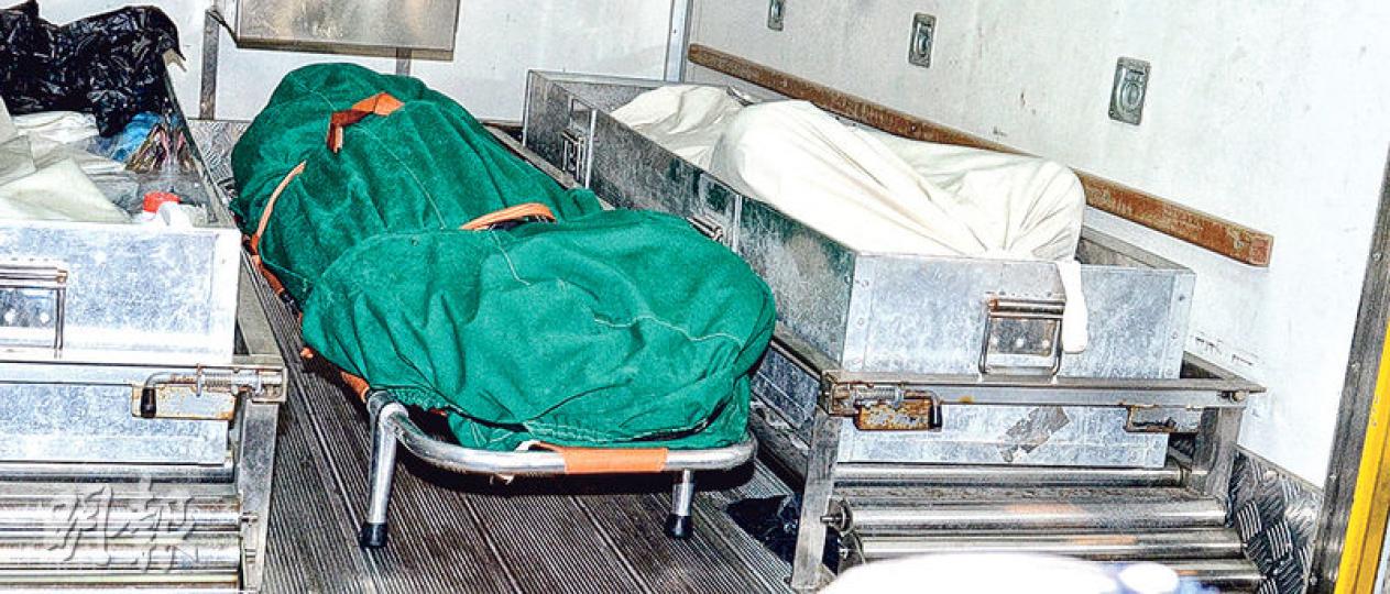 夫婦遺體(男右女左)由仵工舁送殮房,等候剖屍確定死因。(劉焌陶攝) 夫婦遺體(男右女左)由仵工舁送殮房,等候剖屍確定死因。(劉焌陶攝)