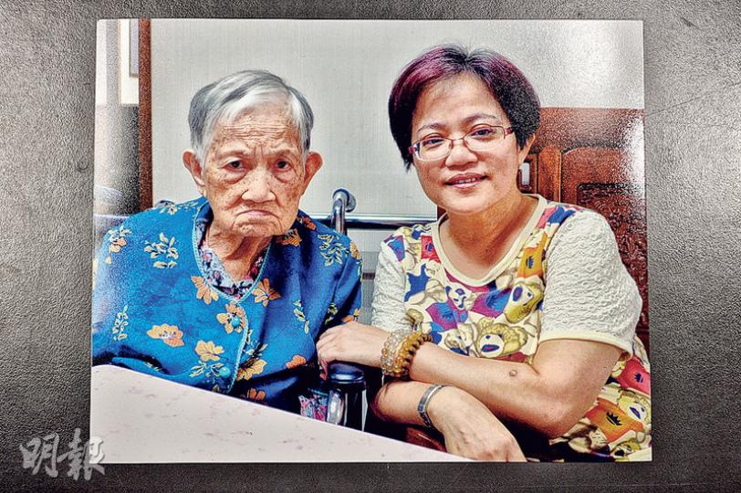鍾艷群(右)與95歲的母親(左)於本月初相認,由於母親講潮州話,要由姊姊代為翻譯。母親雖老邁,未能即時以言語對應,但鍾女士深信母親感受到血濃於水之情。(蘇智鑫攝)全靠五姊方惠芳(左)天天閱報,發現鍾艷群(本名方蕙容,中)的故事,成功尋回十妹,並由弟弟方炎之(右)翻查父親遺下的記事本,確認其身分。一家人本月1日一同到老人院探望住院的九旬母及二姊,共享遲來半世紀的天倫樂,黑白及彩色家庭照見證一家團圓。(蘇智鑫攝) 鍾艷群(右)與95歲的母親(左)於本月初相認,由於母親講潮州話,要由姊姊代為翻譯。母親雖老邁,未能即時以言語對應,但鍾女士深信母親感受到血濃於水之情。(蘇智鑫攝)全靠五姊方惠芳(左)天天閱報,發現鍾艷群(本名方蕙容,中)的故事,成功尋回十妹,並由弟弟方炎之(右)翻查父親遺下的記事本,確認其身分。一家人本月1日一同到老人院探望住院的九旬母及二姊,共享遲來半世紀的天倫樂,黑白及彩色家庭照見證一家團圓。(蘇智鑫攝)