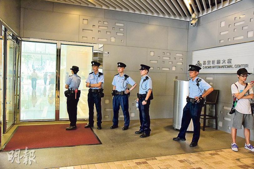 警方昨先後派員到紅磡及觀塘調查一宗美容集團涉嫌無牌行醫案件,有關美容集團位於創紀之城絲寶國際大廈(圖)的辦公室昨人去樓空。(鍾炳然攝) 警方昨先後派員到紅磡及觀塘調查一宗美容集團涉嫌無牌行醫案件,有關美容集團位於創紀之城絲寶國際大廈(圖)的辦公室昨人去樓空。(鍾炳然攝)
