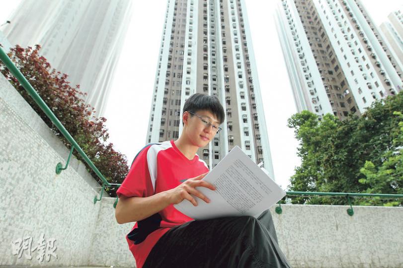 聖保羅男女中學今年其中一名IB滿分狀元黎卓彥,不想為父母帶來沉重經濟負擔,棄讀英國劍橋大學醫學系,選擇留港讀中大醫學院,他認為醫生除了治療病人,還需好好與病人溝通。(林俊源攝) 聖保羅男女中學今年其中一名IB滿分狀元黎卓彥,不想為父母帶來沉重經濟負擔,棄讀英國劍橋大學醫學系,選擇留港讀中大醫學院,他認為醫生除了治療病人,還需好好與病人溝通。(林俊源攝)