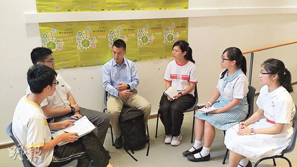 青年事務委員會主席劉鳴煒(藍恤衫者)與學生分享,話香港與美元掛鈎,加上中國資金影響,香港樓市正經歷特殊周期,於此時期置業係好困難;但佢認為樓市未來會有良好調整,年輕人應留意日後樓市走勢。(黃佑銘攝) 青年事務委員會主席劉鳴煒(藍恤衫者)與學生分享,話香港與美元掛鈎,加上中國資金影響,香港樓市正經歷特殊周期,於此時期置業係好困難;但佢認為樓市未來會有良好調整,年輕人應留意日後樓市走勢。(黃佑銘攝)