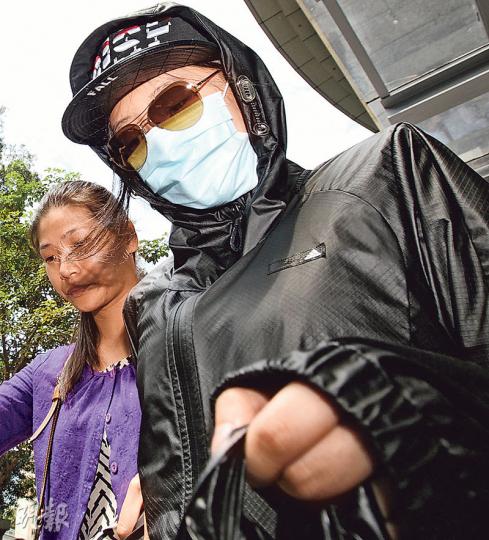 佛光街「野戰」女主角吳心怡(右)昨離庭時一言不發,拒絕回答記者提問,在數名親友陪同下登上七人車離開。(李紹昌攝) 佛光街「野戰」女主角吳心怡(右)昨離庭時一言不發,拒絕回答記者提問,在數名親友陪同下登上七人車離開。(李紹昌攝)