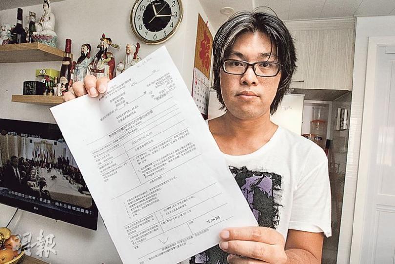 譚志輝自2005年開始獲政府以合約聘任為司法書記,9年間續約逾20次,最後一份合約月薪為1.7萬元,他批評合約制剝削僱員,正提請司法覆核,圖推翻合約制。(李紹昌攝) 譚志輝自2005年開始獲政府以合約聘任為司法書記,9年間續約逾20次,最後一份合約月薪為1.7萬元,他批評合約制剝削僱員,正提請司法覆核,圖推翻合約制。(李紹昌攝)