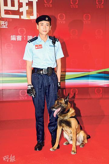 黃宗澤主演《警犬巴打》跟狗狗拍拖更不怕緋聞。(攝影﹕娛樂組)胡杏兒拍導盲犬故事《陪著你走》,未知會否因她離巢而播映無期?(攝影﹕娛樂組) 黃宗澤主演《警犬巴打》跟狗狗拍拖更不怕緋聞。(攝影﹕娛樂組)胡杏兒拍導盲犬故事《陪著你走》,未知會否因她離巢而播映無期?(攝影﹕娛樂組)