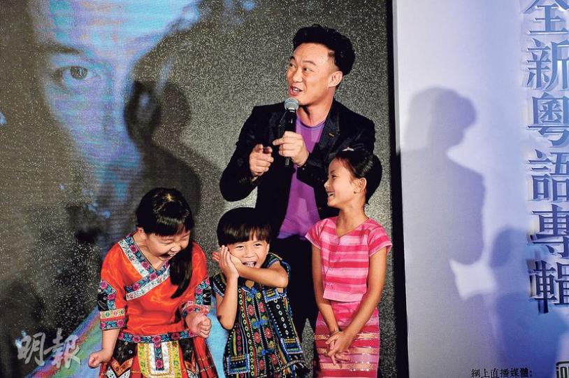 小男孩被陳奕迅惜後不停用手抹面,故Eason取笑小男孩好像自覺中了毒呢!(攝影:鍾偉茵)(攝影:鍾偉茵) 小男孩被陳奕迅惜後不停用手抹面,故Eason取笑小男孩好像自覺中了毒呢!(攝影:鍾偉茵)(攝影:鍾偉茵)