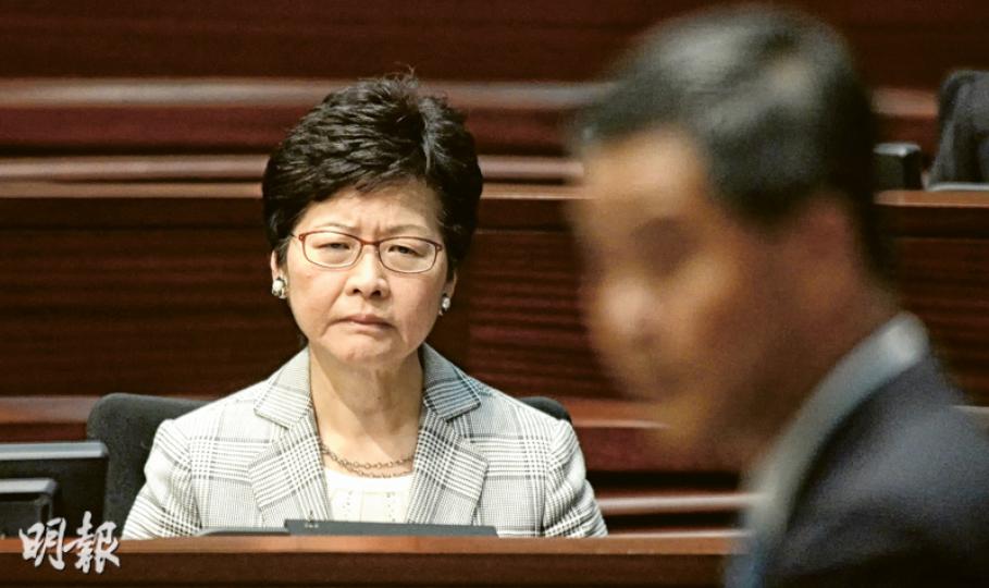 民生無小事,特首梁振英(右)昨在立法會答問大會委託最高級的官員、政務司長林鄭月娥,下月牽頭進行清潔香港運動「全城清潔2015@家是香港」。另方面,林太昨與司局長官員出席立法會會議,當聽到議員郭榮鏗批評梁振英,並稱林太工作表現比特首好時,林太神情一度嚴肅起來。(余俊亮攝)特首梁振英上月提出要跟泛民及立法會建立「新的、和諧的」合作關係,他昨日出席答問大會回應行政立法關係時,則指歷任特首也遭泛民批評,「所以這並不是人的問題,更加不是行政長官的問題,更加不是我本人的問題」。(郭慶輝攝) 民生無小事,特首梁振英(右)昨在立法會答問大會委託最高級的官員、政務司長林鄭月娥,下月牽頭進行清潔香港運動「全城清潔2015@家是香港」。另方面,林太昨與司局長官員出席立法會會議,當聽到議員郭榮鏗批評梁振英,並稱林太工作表現比特首好時,林太神情一度嚴肅起來。(余俊亮攝)特首梁振英上月提出要跟泛民及立法會建立「新的、和諧的」合作關係,他昨日出席答問大會回應行政立法關係時,則指歷任特首也遭泛民批評,「所以這並不是人的問題,更加不是行政長官的問題,更加不是我本人的問題」。(郭慶輝攝)
