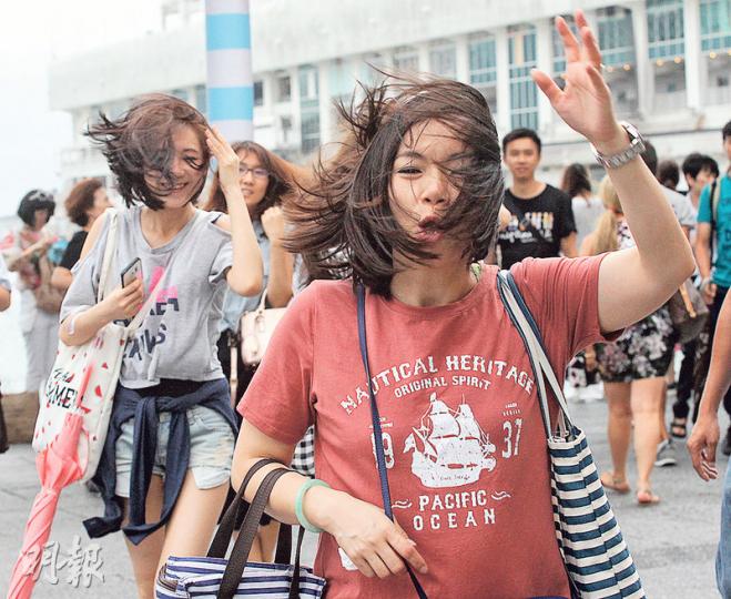 「蓮花」襲港風勢已減弱,但尖沙嘴碼頭始終最當風,不少途人被吹至頭髮亂了。(李紹昌攝)昨日傍晚約6時45分,數十名市民聚於港島堅尼地城海旁觀浪,部分人手持相機等候浪花拍岸,結果一小時只有一兩次有浪打上來。(郭慶輝攝)天文台昨午4時40分懸掛8號風球,不少人趕收工,昨午5時左右,官涌街市大部分檔戶已提早「收檔」,部分檔戶更聚在一起吃飯。(郭慶輝攝) 「蓮花」襲港風勢已減弱,但尖沙嘴碼頭始終最當風,不少途人被吹至頭髮亂了。(李紹昌攝)昨日傍晚約6時45分,數十名市民聚於港島堅尼地城海旁觀浪,部分人手持相機等候浪花拍岸,結果一小時只有一兩次有浪打上來。(郭慶輝攝)天文台昨午4時40分懸掛8號風球,不少人趕收工,昨午5時左右,官涌街市大部分檔戶已提早「收檔」,部分檔戶更聚在一起吃飯。(郭慶輝攝)
