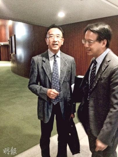 自由黨田北俊(左)唔知立法會因打風暫停會議,諗住返去開會,資訊科技界莫乃光(右)見到,笑言田少只係返去拎個袋啫。(楊康琪攝) 自由黨田北俊(左)唔知立法會因打風暫停會議,諗住返去開會,資訊科技界莫乃光(右)見到,笑言田少只係返去拎個袋啫。(楊康琪攝)