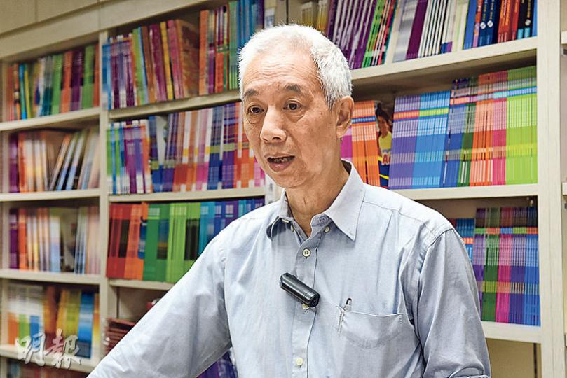 漢榮書局負責人石漢基表示,今年的新版書數量較往年多,現仍有不少出版商正在印書,8月尾9月初才有供應。(陳淑安攝) 漢榮書局負責人石漢基表示,今年的新版書數量較往年多,現仍有不少出版商正在印書,8月尾9月初才有供應。(陳淑安攝)