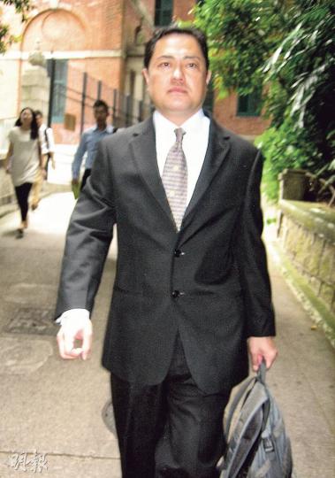 現被停職的警司黃冠豪昨亦有到庭,他得悉裁決後表現得非常失望。(謝美琳攝) 現被停職的警司黃冠豪昨亦有到庭,他得悉裁決後表現得非常失望。(謝美琳攝)