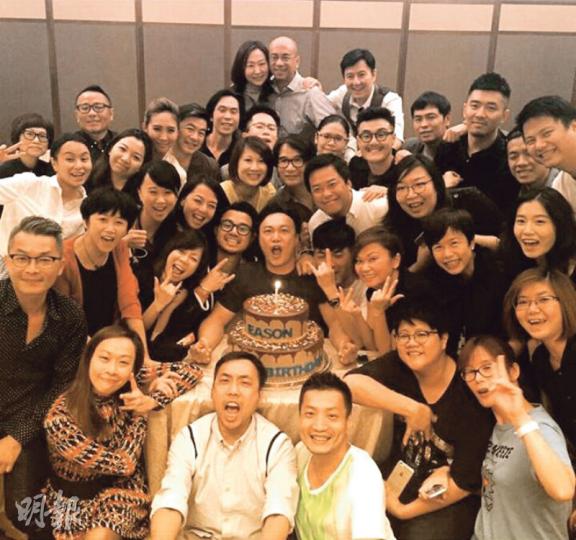 獲一眾工作人員預祝生日,壽星仔陳奕迅表現興奮。(微博圖片)張學友(攝影﹕娛樂組) 獲一眾工作人員預祝生日,壽星仔陳奕迅表現興奮。(微博圖片)張學友(攝影﹕娛樂組)