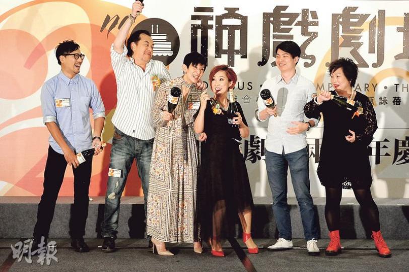 潘燦良(左起)、黃秋生、吳君如及甄詠蓓齊齊宣布舞台劇《狂揪夫妻》加開3場,鬼馬的秋生作狀爆君如樽,非常搞笑。(攝影:梁迺楠)林嘉欣剪BB頭,轉換心情。(攝影:梁迺楠) 潘燦良(左起)、黃秋生、吳君如及甄詠蓓齊齊宣布舞台劇《狂揪夫妻》加開3場,鬼馬的秋生作狀爆君如樽,非常搞笑。(攝影:梁迺楠)林嘉欣剪BB頭,轉換心情。(攝影:梁迺楠)