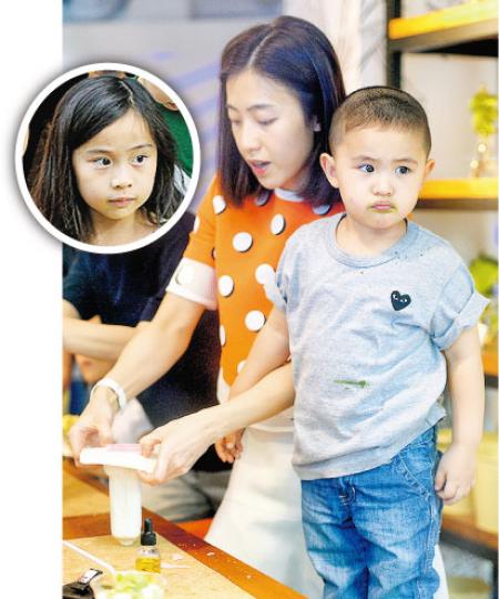 甘比小心製作蠟燭,兒子仲學可能有點悶扁扁嘴,女兒秀樺(圓圖)則十分活躍滿場飛。(攝影:黃梓烜)丁子高抱着楊張新悅女兒愛不釋手,流露父愛。(攝影:黃梓烜)楊張新悅踎在地上與甘比兒子傾偈,她女兒在地上玩耍。(攝影:黃梓烜) 甘比小心製作蠟燭,兒子仲學可能有點悶扁扁嘴,女兒秀樺(圓圖)則十分活躍滿場飛。(攝影:黃梓烜)丁子高抱着楊張新悅女兒愛不釋手,流露父愛。(攝影:黃梓烜)楊張新悅踎在地上與甘比兒子傾偈,她女兒在地上玩耍。(攝影:黃梓烜)