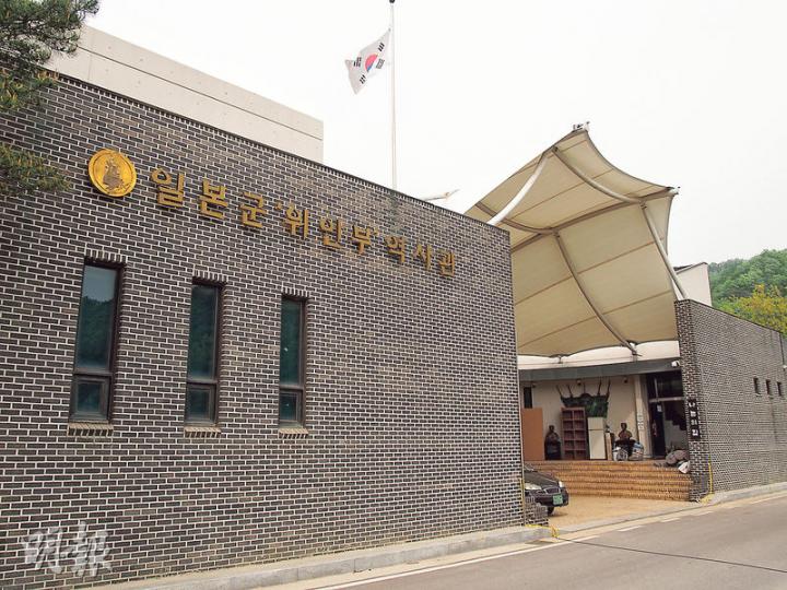 距離首爾兩小時車程的「分享之家」為照顧無依「慰安婦」而設,內更設有「慰安婦」博物館,盼留下歷史見證。(林康琪攝)「慰安婦」問題備受韓國社會關注。自1990年代起,不同組織逢周三中午都會到首爾日本大使館門外集會示威,促日本就強徵「慰安婦」道歉及賠償。多間學校學生5月趁母親節前在日本大使館門外集會,向兩名「慰安婦」致意。(林康琪攝) 距離首爾兩小時車程的「分享之家」為照顧無依「慰安婦」而設,內更設有「慰安婦」博物館,盼留下歷史見證。(林康琪攝)「慰安婦」問題備受韓國社會關注。自1990年代起,不同組織逢周三中午都會到首爾日本大使館門外集會示威,促日本就強徵「慰安婦」道歉及賠償。多間學校學生5月趁母親節前在日本大使館門外集會,向兩名「慰安婦」致意。(林康琪攝)