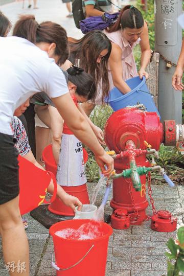 水務署昨午開放街喉供啟晴邨屋民取水,但出水位水壓難操控,有巿民被噴得一身濕。(林俊源攝)啟晴邨入夜後出現輪候取水人龍,重現本港六十年代的制水景象,部分有兒童的家庭多走幾轉取水,甚至出動小孩取水。(林俊源攝)發展局長陳茂波(右起)聯同運房局長張炳良、房署署長應耀康等舉行跨部門記者會。張炳良稱政府高度關注啟晴邨食水含鉛事件,尤其是涉及持牌水喉匠可能違規。(李紹昌攝) 水務署昨午開放街喉供啟晴邨屋民取水,但出水位水壓難操控,有巿民被噴得一身濕。(林俊源攝)啟晴邨入夜後出現輪候取水人龍,重現本港六十年代的制水景象,部分有兒童的家庭多走幾轉取水,甚至出動小孩取水。(林俊源攝)發展局長陳茂波(右起)聯同運房局長張炳良、房署署長應耀康等舉行跨部門記者會。張炳良稱政府高度關注啟晴邨食水含鉛事件,尤其是涉及持牌水喉匠可能違規。(李紹昌攝)