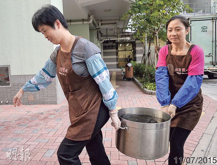 啟晴邨內食店「江仔點心」的兩名員工從街坊得悉有街喉供水,自發拿着鐵煲盛水。員工稱,平時用店內水喉食水冲茶,現因邨內食水驗出含鉛,昨日為防萬一在街喉裝水冲茶。(余俊亮攝)水務署緊急維修隊黃昏到啟晴邨鋪設臨時水管,部分水管連接附近地盤的食水水管,並須掘路鋪在地磚下,以免絆倒路人。(陳顥之攝) 啟晴邨內食店「江仔點心」的兩名員工從街坊得悉有街喉供水,自發拿着鐵煲盛水。員工稱,平時用店內水喉食水冲茶,現因邨內食水驗出含鉛,昨日為防萬一在街喉裝水冲茶。(余俊亮攝)水務署緊急維修隊黃昏到啟晴邨鋪設臨時水管,部分水管連接附近地盤的食水水管,並須掘路鋪在地磚下,以免絆倒路人。(陳顥之攝)