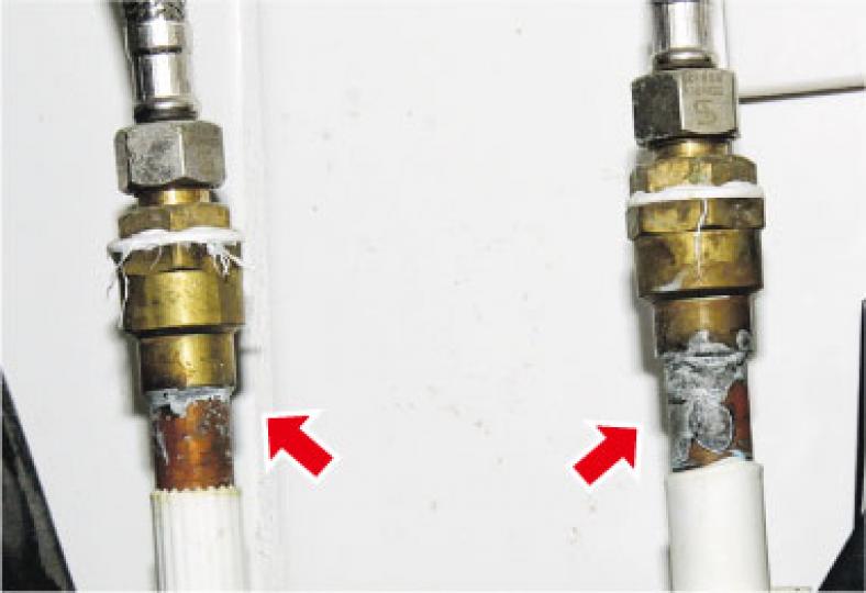 承辦啟晴邨水喉工程的水喉匠林德深亦有參與長沙灣邨的水喉工程,該屋邨住戶單位的水喉接駁位與啟晴邨相似。資深持牌水喉匠何廣明指出,圖中在銅色水喉上的銀色部分(箭嘴示)正是接駁位。(李紹昌攝) 承辦啟晴邨水喉工程的水喉匠林德深亦有參與長沙灣邨的水喉工程,該屋邨住戶單位的水喉接駁位與啟晴邨相似。資深持牌水喉匠何廣明指出,圖中在銅色水喉上的銀色部分(箭嘴示)正是接駁位。(李紹昌攝)