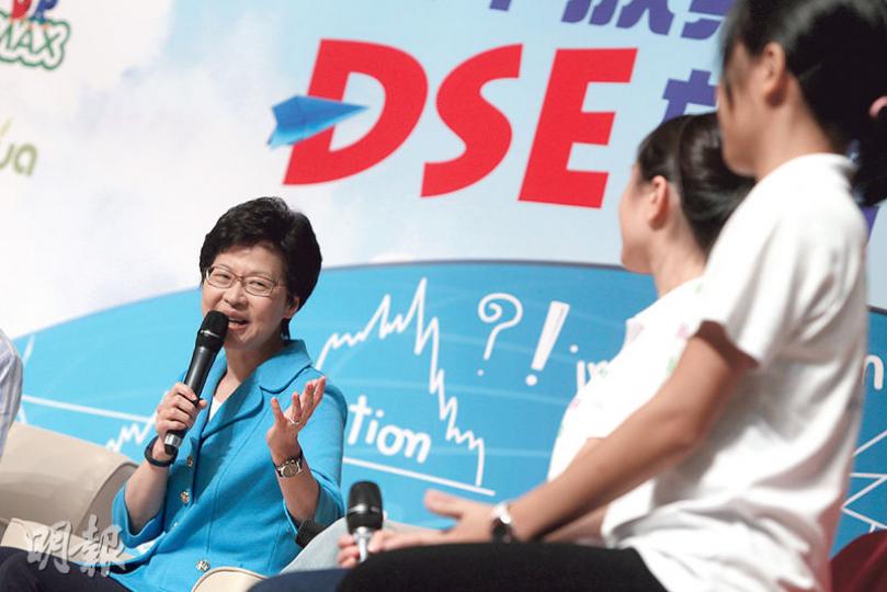 中學文憑試即將放榜,曾任社署署長的政務司長林鄭月娥(左)說,她當年中學畢業時,不少人建議她入讀前途較好的法律系,但她最後決定入讀心儀的港大社工系。她提醒考生不要受他人影響,認清自己的興趣,趁大學時期多擴闊眼界,認識社會。(林俊源攝) 中學文憑試即將放榜,曾任社署署長的政務司長林鄭月娥(左)說,她當年中學畢業時,不少人建議她入讀前途較好的法律系,但她最後決定入讀心儀的港大社工系。她提醒考生不要受他人影響,認清自己的興趣,趁大學時期多擴闊眼界,認識社會。(林俊源攝)