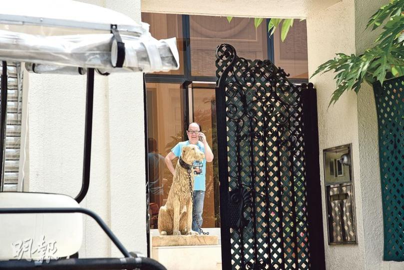 愉景灣海蜂徑一間獨立屋發生千萬元爆竊案,警方昨日在區內拘捕其中兩名匪徒及起回數百萬元贓款;事後事發屋內有人在門外談電話。(林智傑攝)大批警員昨日在愉景灣一帶及登山搜捕涉案在逃爆竊匪,惟直至晚上未有發現。(林智傑攝) 愉景灣海蜂徑一間獨立屋發生千萬元爆竊案,警方昨日在區內拘捕其中兩名匪徒及起回數百萬元贓款;事後事發屋內有人在門外談電話。(林智傑攝)大批警員昨日在愉景灣一帶及登山搜捕涉案在逃爆竊匪,惟直至晚上未有發現。(林智傑攝)