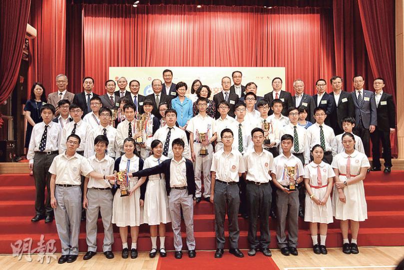 香港外交知識競賽總決賽出席嘉賓後排左起為:香港迪士尼樂園度假區政府事務總監韓美娟、外交學院教授熊志勇、中國國際問題研究院副院長郭憲綱、外交部港澳台事務司副司長馬占武、中大全球經濟及金融研究教授及經濟學榮休教授廖柏偉、外交部駐港特派員公署副特派員胡建中、教育局長吳克儉、香港明天更好基金理事衍盛數碼有限公司董事梁偉峰、政務司長林鄭月娥、教育局首席助理秘書長(質素保證及校本支援)李美歡、外交部駐港特派員公署署理特派員佟曉玲、中聯辦青年工作部副部長李薊貽、外交部新聞司公共外交協調處長宮宇峰、香港明天更好 香港外交知識競賽總決賽出席嘉賓後排左起為:香港迪士尼樂園度假區政府事務總監韓美娟、外交學院教授熊志勇、中國國際問題研究院副院長郭憲綱、外交部港澳台事務司副司長馬占武、中大全球經濟及金融研究教授及經濟學榮休教授廖柏偉、外交部駐港特派員公署副特派員胡建中、教育局長吳克儉、香港明天更好基金理事衍盛數碼有限公司董事梁偉峰、政務司長林鄭月娥、教育局首席助理秘書長(質素保證及校本支援)李美歡、外交部駐港特派員公署署理特派員佟曉玲、中聯辦青年工作部副部長李薊貽、外交部新聞司公共外交協調處長宮宇峰、香港明天更好