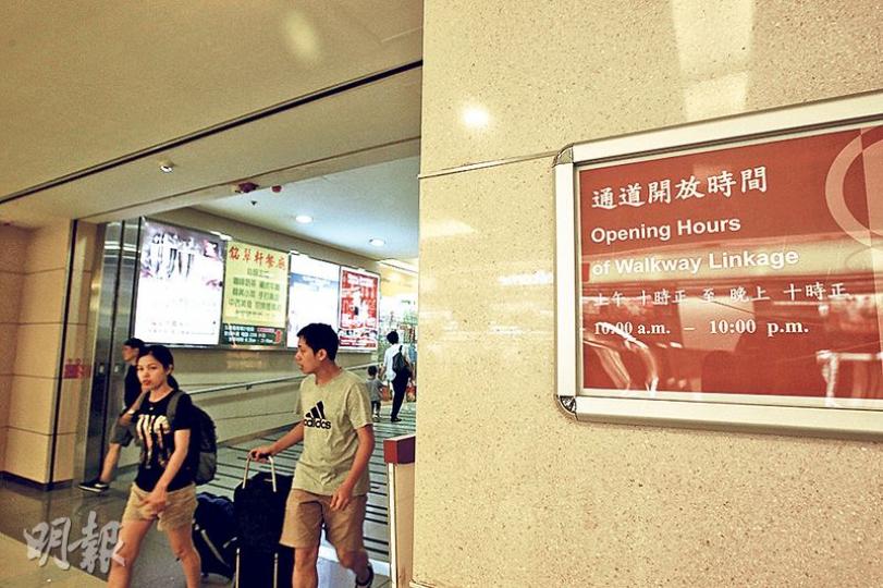 「西九四小龍」屋苑鄰近荔枝角港鐵站,但泓景臺(圖)無獨立通往港鐵站的行人通道,要經行人天橋往昇悅商場再前往,但開放時間為朝十晚十,有居民爭取延長開放時間,方便上班族。(李紹昌攝)由昇悅商場往泓景匯(泓景臺商場)的行人通道,開放時間為上午10時至晚上10時,當區居民近日發起行動,促請發展商延長開放行人通道時間。(李紹昌攝) 「西九四小龍」屋苑鄰近荔枝角港鐵站,但泓景臺(圖)無獨立通往港鐵站的行人通道,要經行人天橋往昇悅商場再前往,但開放時間為朝十晚十,有居民爭取延長開放時間,方便上班族。(李紹昌攝)由昇悅商場往泓景匯(泓景臺商場)的行人通道,開放時間為上午10時至晚上10時,當區居民近日發起行動,促請發展商延長開放行人通道時間。(李紹昌攝)